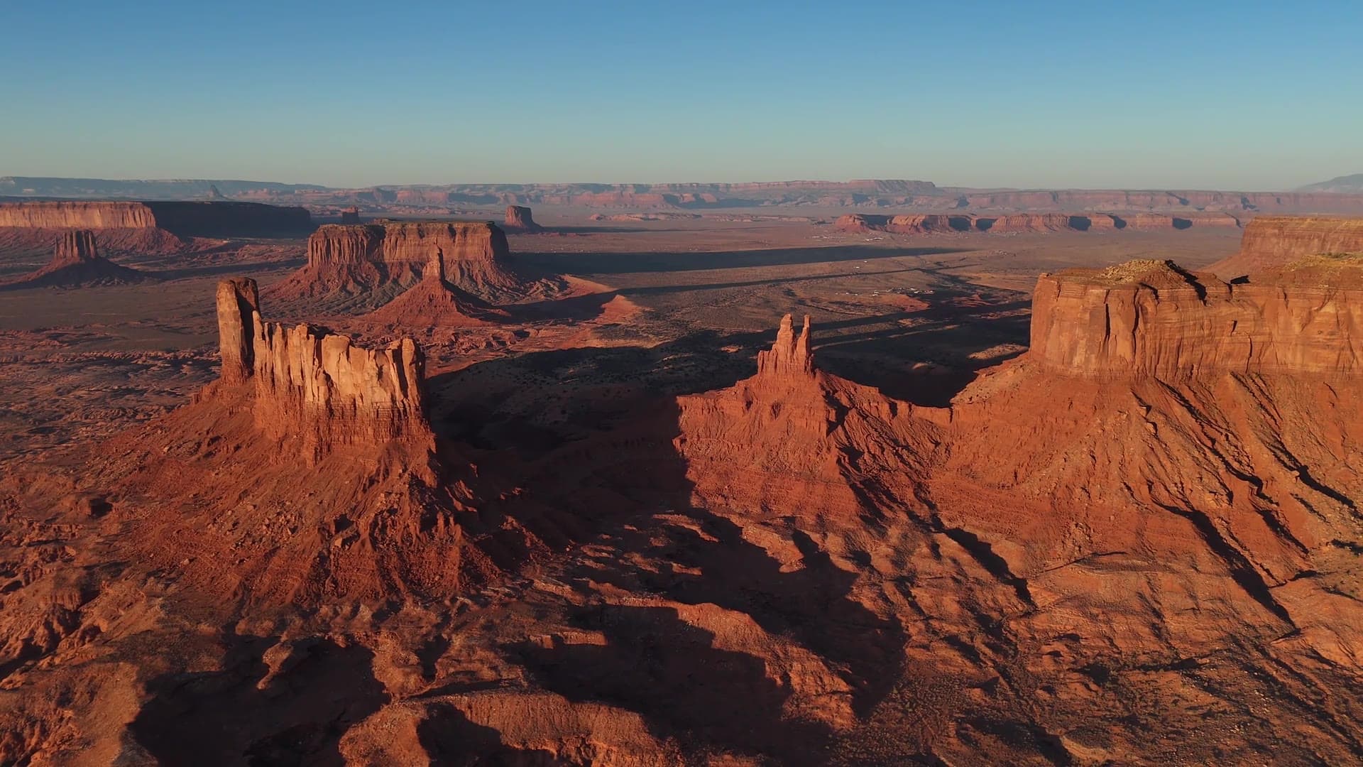 Les buttes de Monument Valley, dans l’Ouest américain, au soleil rasant